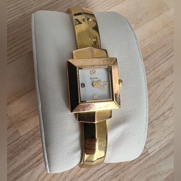 Bulova Gold Tone Vintage Ladies Watch Rare Quartz 97T47 - Picture 1 of 13